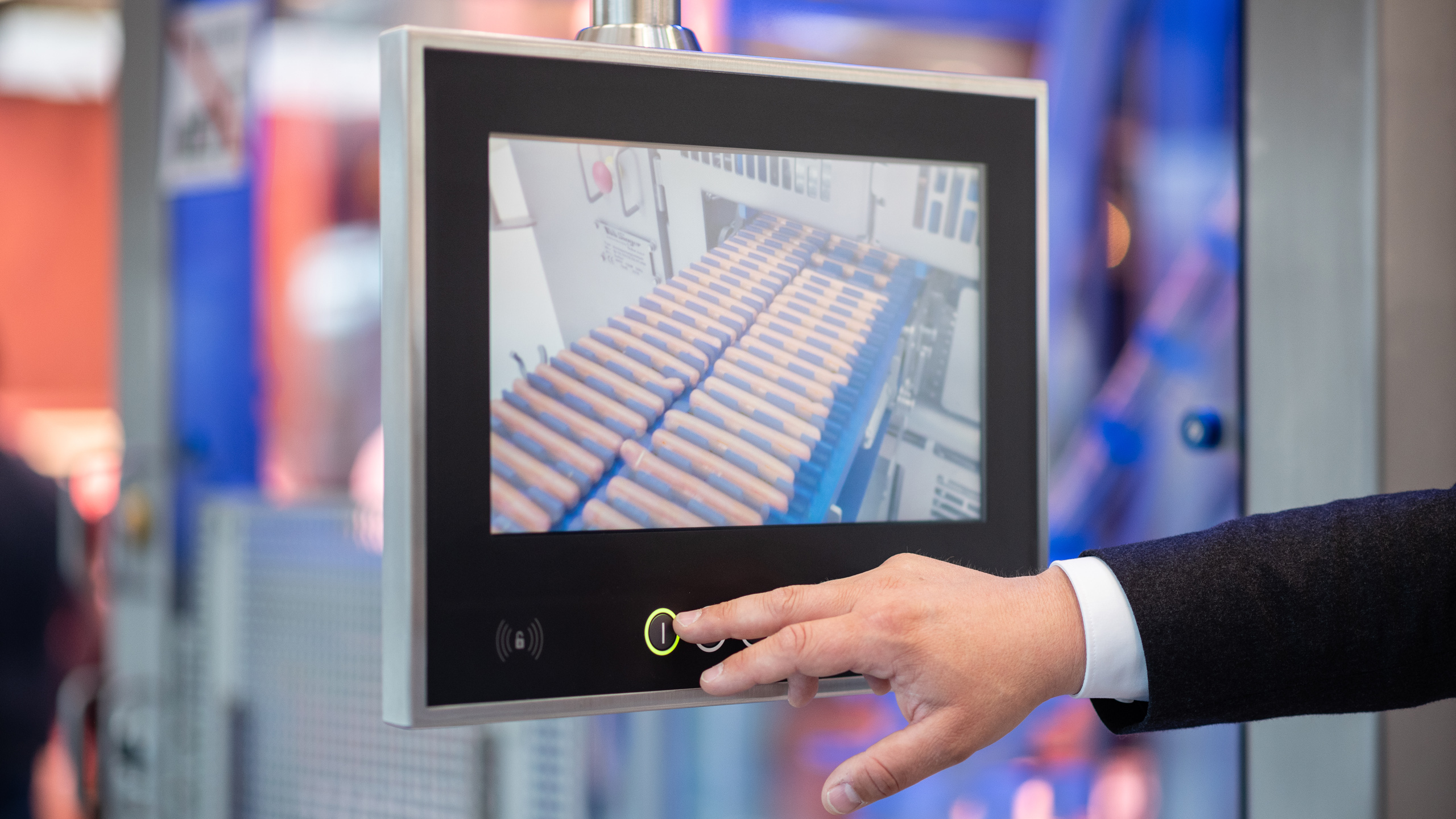 Monitoring the plant in real time increases safety. (Copyright: Messe Frankfurt)