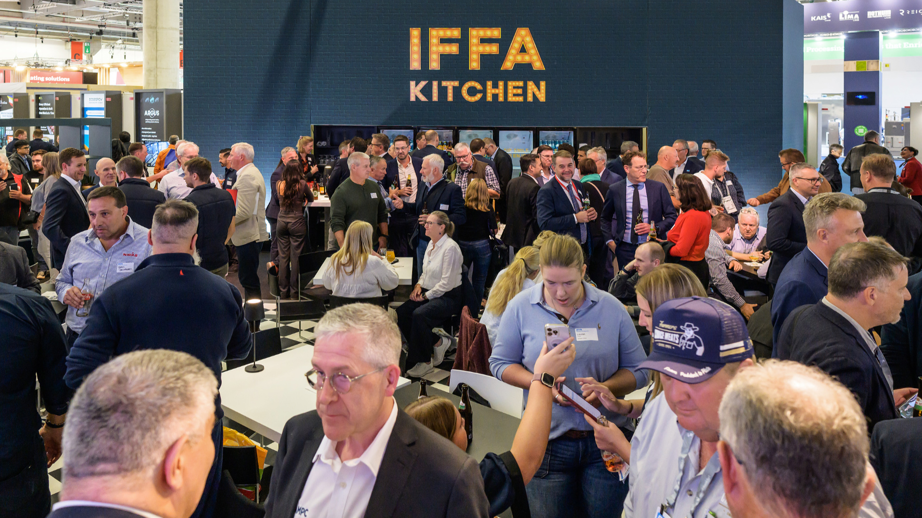 Mehrere Personen unterhalten sich während einer IFFA reception