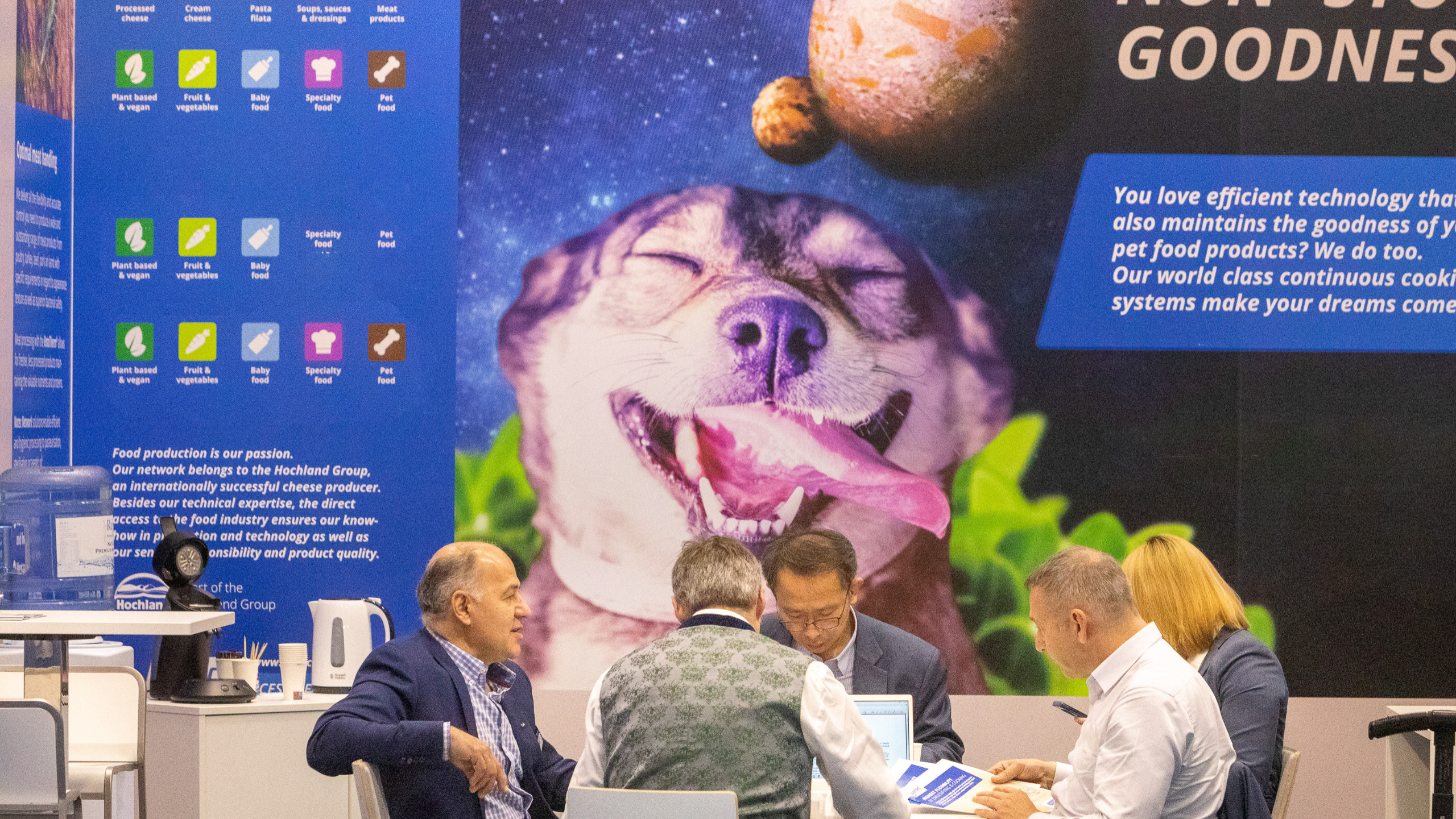 Messebesucher an einem Tisch