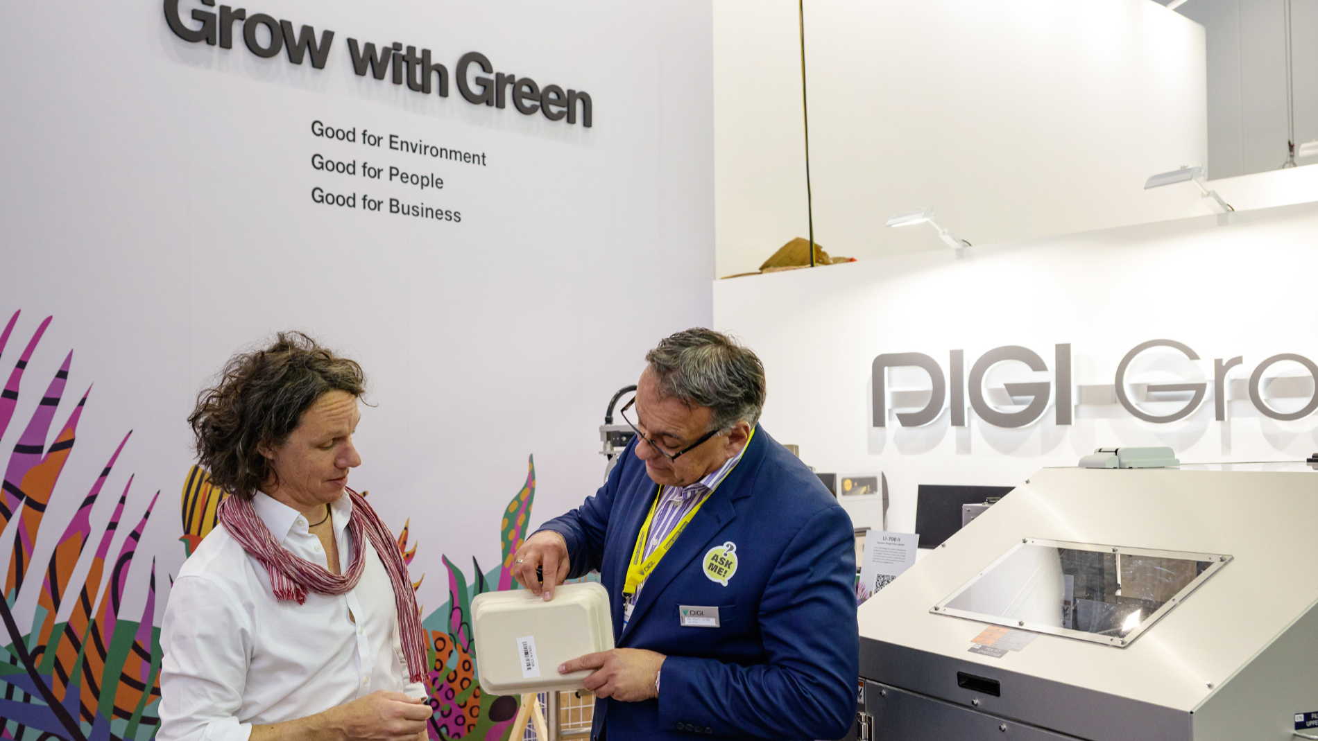 An exhibitors talks with a fair visitor.